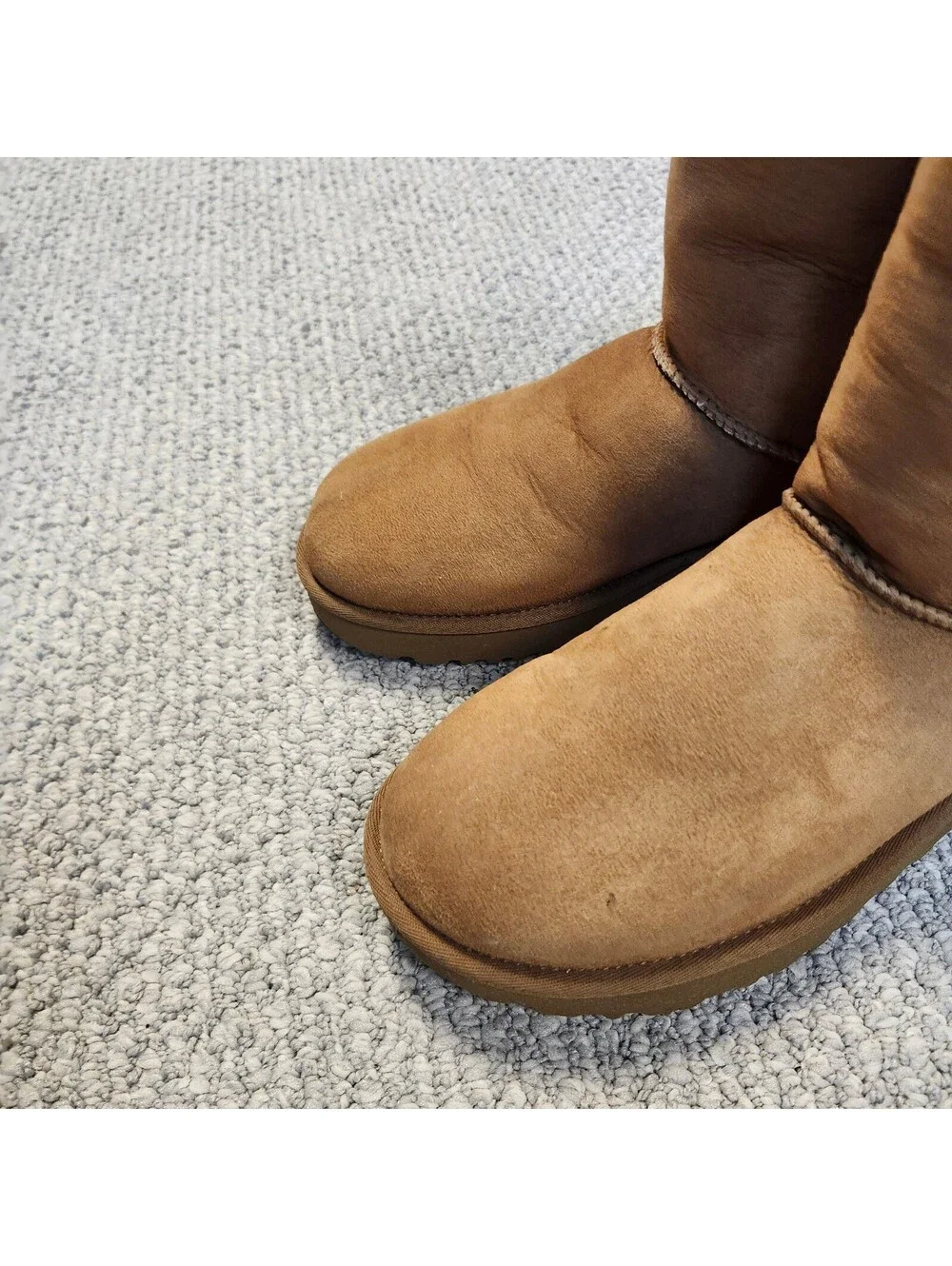 UGG Classic Short Sheepskin Boots in Chestnut Brown Size 9